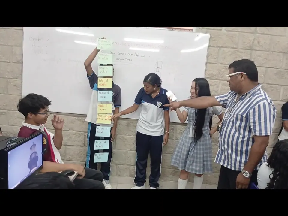 Estudiantes explican los pasos de un algoritmo